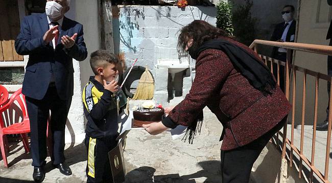 Kırklareli'nde 23 Nisan Doğumlu Öğrencilere Pasta Sürprizi