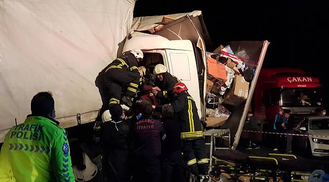 Kocaeli'de Kargo Kamyonları Çarpıştı, 1 Yaralı