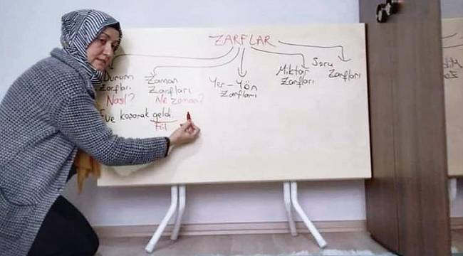 Masayı Tahta Yaparak Öğrencilerine Ders Anlattı