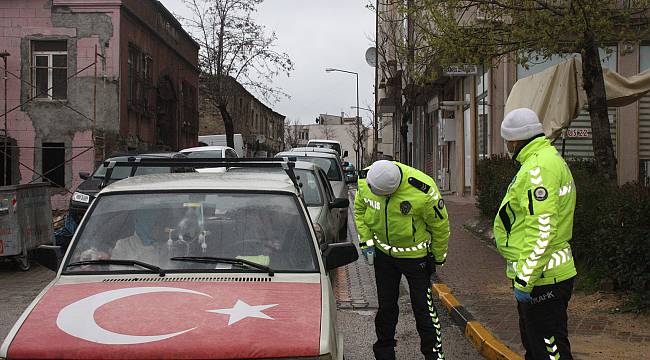 Polis Durduğu Araç Sürücülerine Yolculuk Nedenini Soruyor