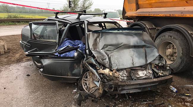 Sakarya'da Kamyonla Otomobil Çarpıştı, 1 Ölü, 3 Yaralı