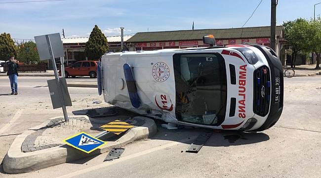 Sakarya'da Pikapla Çarpışan Ambulans Devrildi, 3 Yaralı