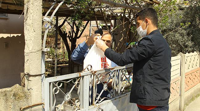 Tekirdağ'da Fırıncılar Sokak Sokak Ekmek Dağıtıyor