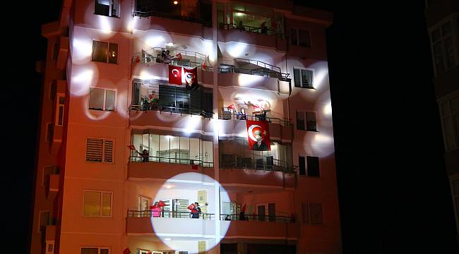 Tekirdağ'da Müzisyen Çiftten Site Sakinlerine Moral Konseri
