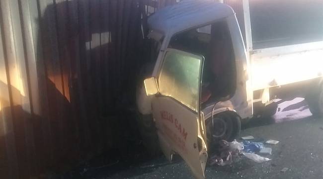 Tır Bariyerleri Aşarak Karşı Şeritte Kamyonetle Çarpıştı, 1 Ölü 1 Yaralı