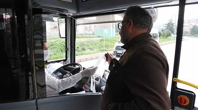Toplu Taşıma Kullananlara 25 Bin Maske Dağıttı
