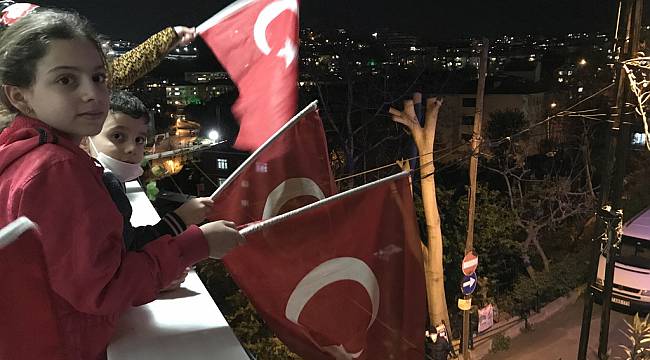 Trakya'da Vatandaşlar 23 Nisan'da İstiklal Marşı'nı Balkonlarında Okudu