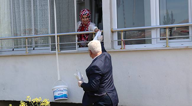 Başkan Yüksel Kapı Kapı Gezerek Maske Dağıttı