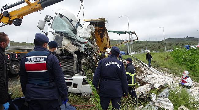 Bursa'da Otoyolda Devrilen Tırın Sürücüsü Hayatını Kaybetti