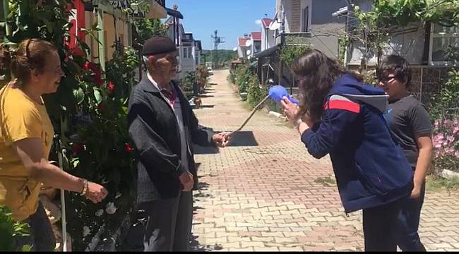 Dedelerinin Bayramını Sopanın Ucuna Bağladıkları Eldiveni Öperek Kutladılar
