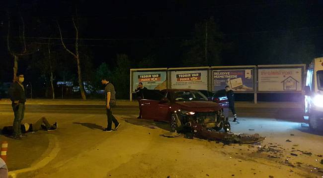 'Dur' İhtarına Uymadılar, Polis Aracına Çarpıp Kaçtılar