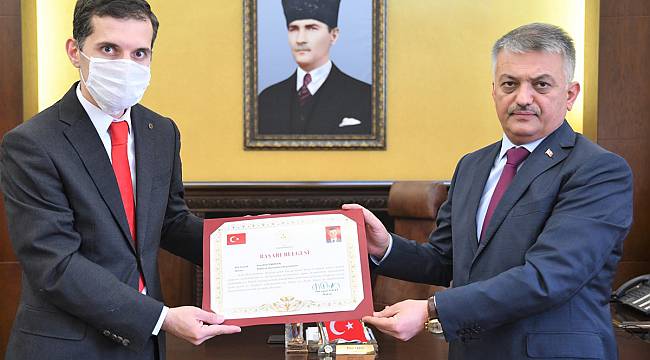 Dursunbey Kaymakamı Temizkan, Başarı Belgesiyle Ödüllendirildi