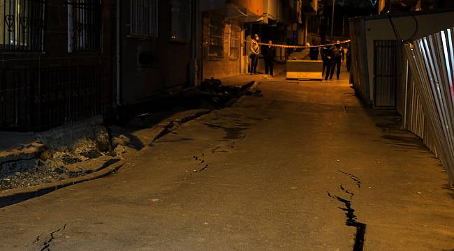 Esenler'de Asfaltı Çatlayan Sokak Trafiğe Kapatıldı