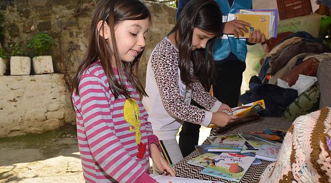 Evden Çıkamayan Çocuklara Muhtardan Kitap Desteği