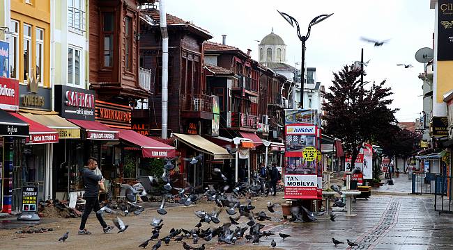 "Kanatlı Dostlarım" Dediği Güvercinleri Koronavirüs Günlerinde Besliyor