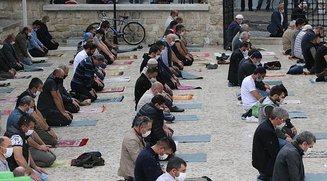 Kırklareli'nde Vatandaşlar Cami Avlusunda Doluya Yakalandı