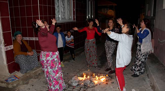 Romanlar Kakava'yı Evlerinin Önünde Kutladı