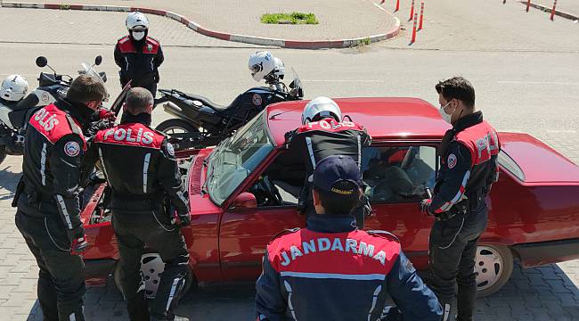 Sokağa Çıkma Kısıtlamasını İhlal Edip Polise Yakalanınca Aracını Yakmaya Çalıştı
