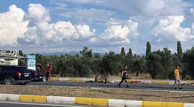 Balıkesir'de Otomobil Çapa Makinesine Çarptı, 3 Yaralı