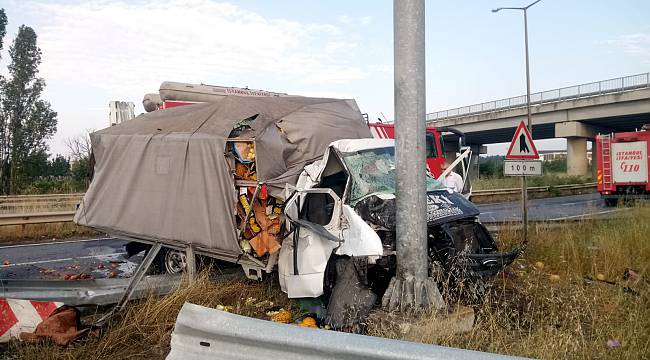 Kamyonet Direğe Ok Gibi Saplandı, 1 Ölü 1 Yaralı