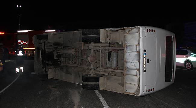 İşçi Servisi Otomobille Çarpıştı, 10 Yaralı