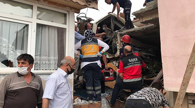 Freni Boşan Kamyon Eve Çarptı, Ölü ve Yaralılar Var