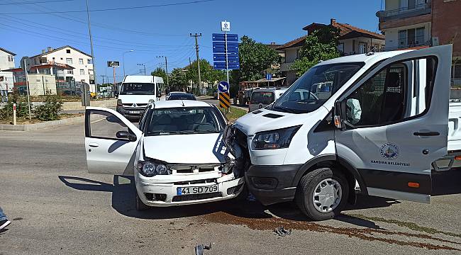 Kocaeli'de Kamyonetle Otomobil Çarpıştı, 4 Yaralı