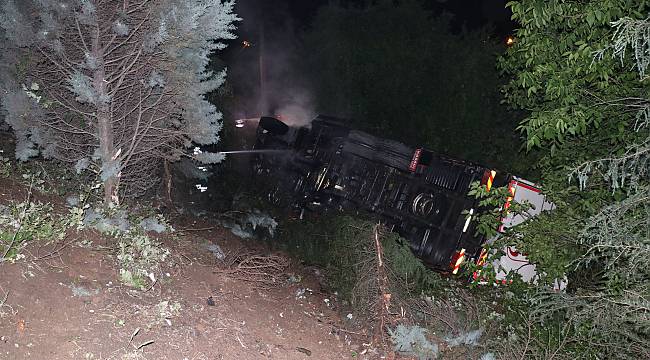 Kocaeli'de Şarampole Devrilen Tır Alev Aldı