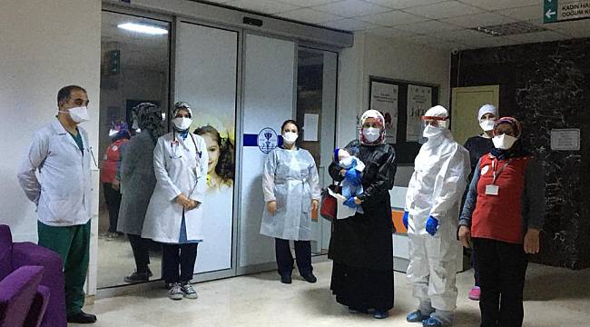 Kovid-19'u Yenen 17 Günlük Bebek ve Ailesi Alkışlarla Taburcu Edildi