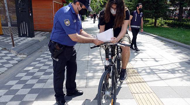Polisi Gören Maskesine Sarıldı