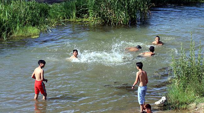 Sıcaktan Bunalan Çocuklar Derede Serinliyor