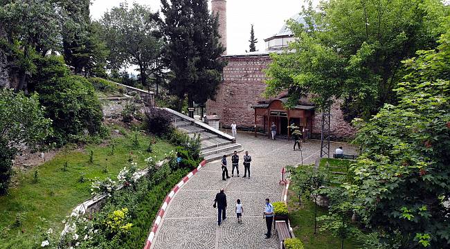 Tarihin Gölgesine Cuma Namazını Eda Ettiler