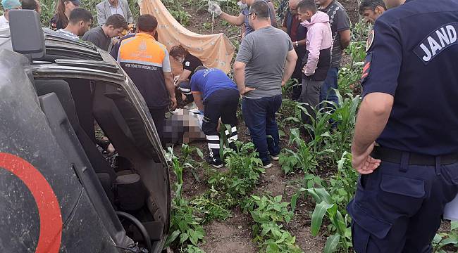 Tarlaya Devrilen Otomobilin Sürücüsü Öldü, Eşi Yaralandı