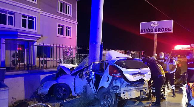 Bursa'da Otomobil Elektrik Direğine Çarptı, 3 Ölü, 1 Yaralı