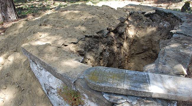 Defineciler Mezarı Talan Ettiler