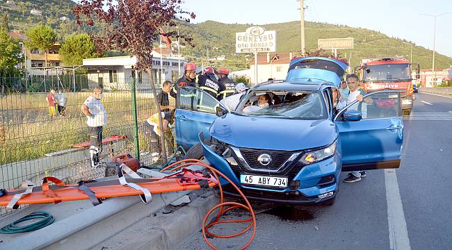 Kocaeli'de Bariyerlere Çarpan Cipteki 4 Kişi Yaralandı