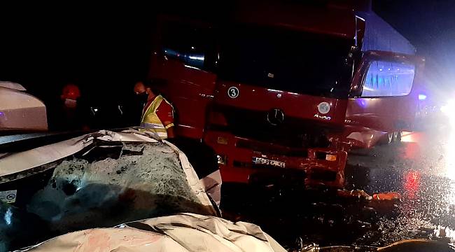 Kocaeli'de Tır ile Otomobil Çarpıştı, 2 Ölü, 1 Yaralı