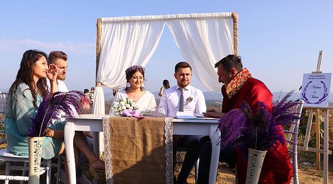 Lavanta Tarlasında Mutluluğa "Evet" Dediler