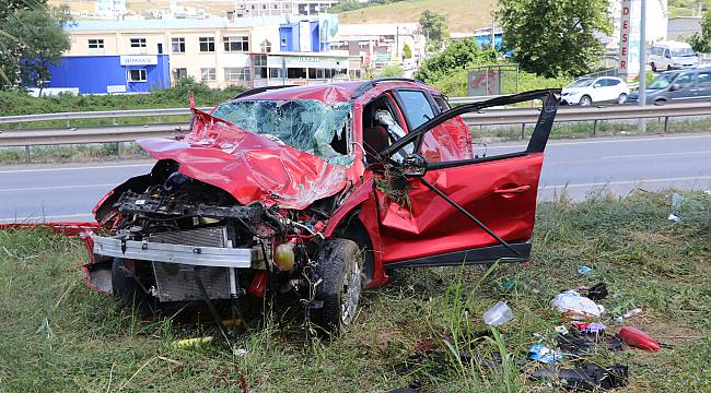 Otomobil Aakaryakıt İstasyonu Tabelasına Çarptı, 3 Yaralı