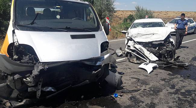 Panelvan ile Otomobil Çarpıştır, 4 Yaralı