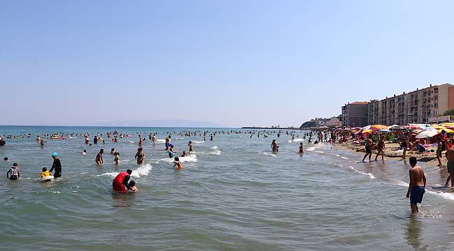Sıcaktan Bunalanlar Sahillerde Serinlemeye Çalıştı