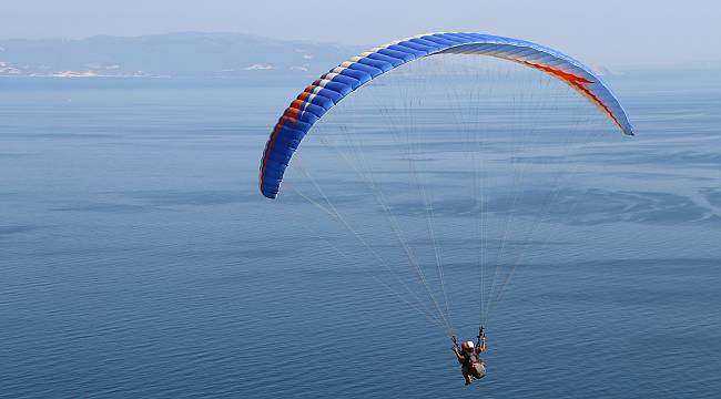 Uçmakdere Normalleşme Sürecinde Paraşütlerle Şenlendi