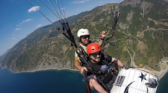 Yamaç Paraşütüyle Uçarken Davul Çaldı