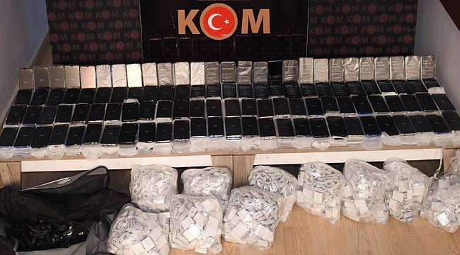 Yüzlerce Kaçak Cep Telefonu Ele Geçirildi