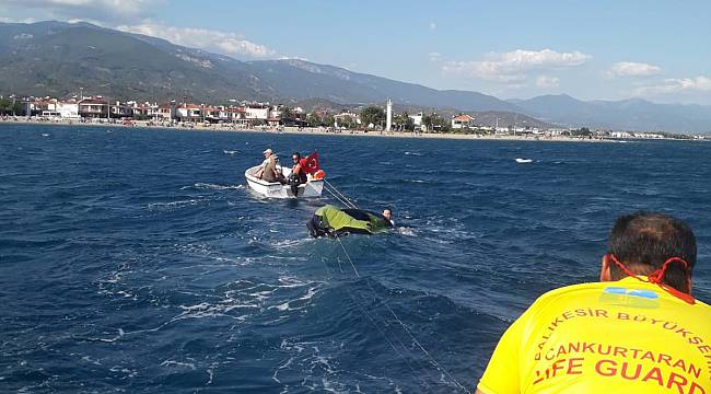 Batma Tehlikesi Geçiren Teknedeki 4 Kişiyi İtfaiye Ekibi Kurtardı