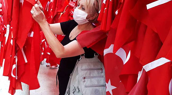 Bayraklı Baba Türbesi'nde Bayramda Ziyaretçi Yoğunluğu