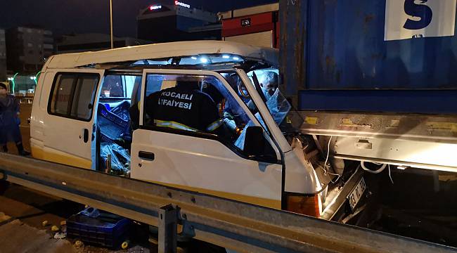 Hafif Ticari Araç Park Halindeki TIR'a Çarptı, 1 Yaralı