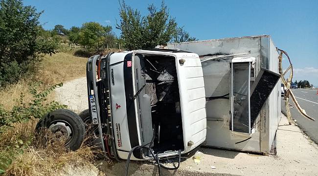 Kamyonet Emniyet Şeridinde Duran Kamyona Çarptı, 3 Yaralı