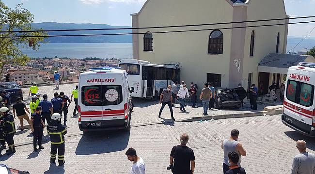 Kocaeli'de Jandarma Personelini Taşıyan Midibüs Kaza Yaptı, 8 Yaralı