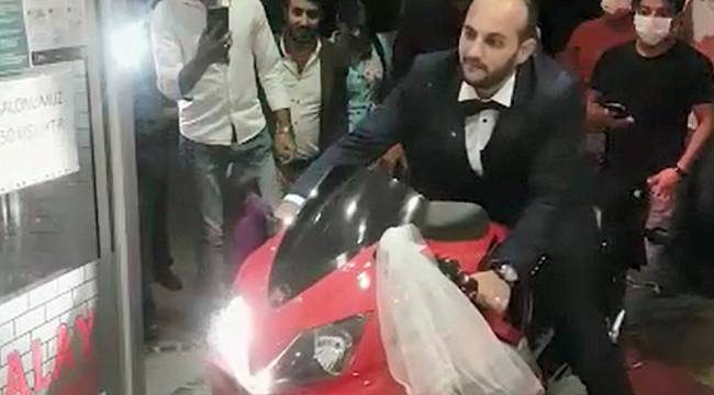 Motosiklet Tutkunu Damat Düğün Salonuna Motosikletle Girdi